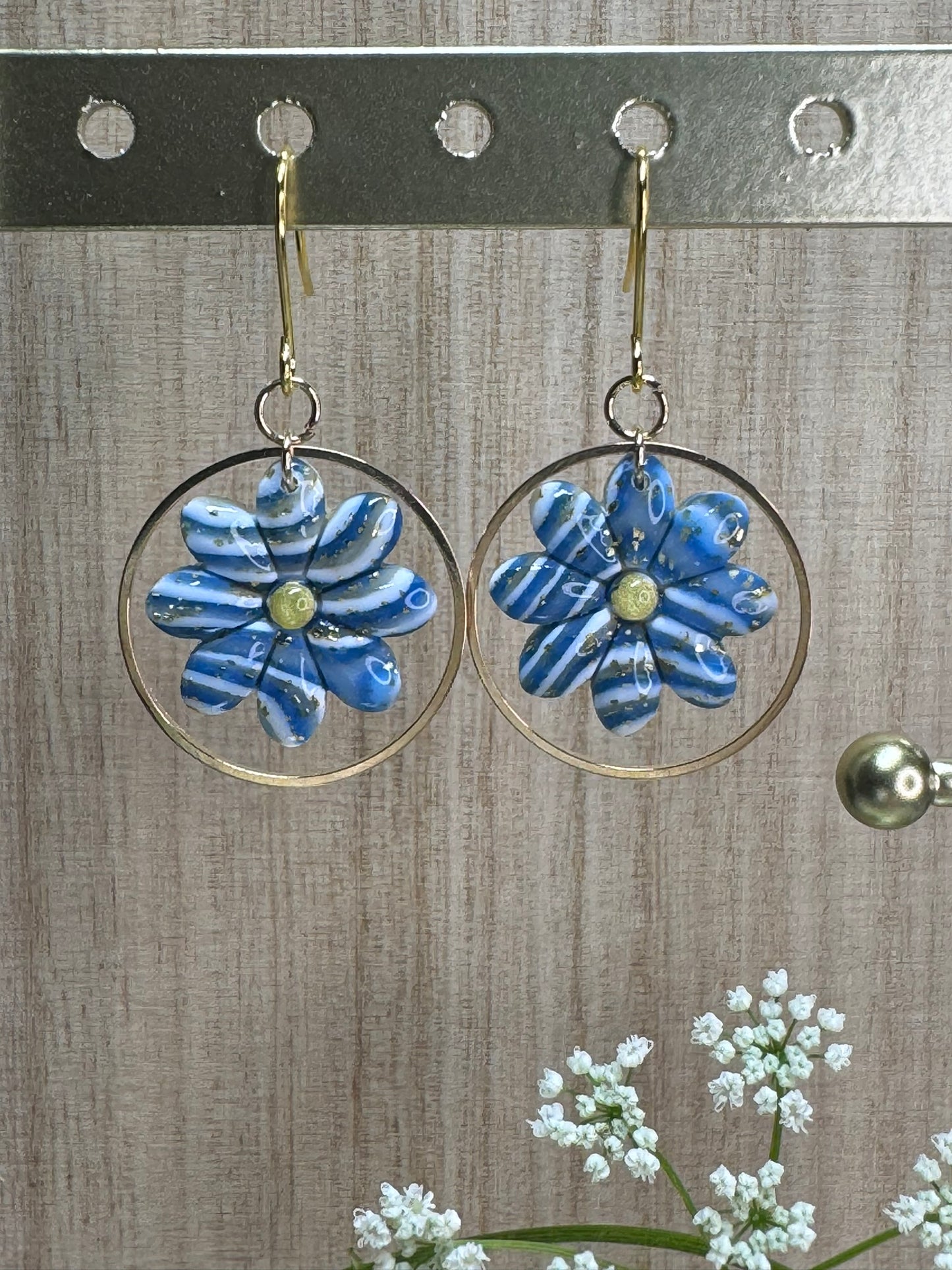Bellis dangle