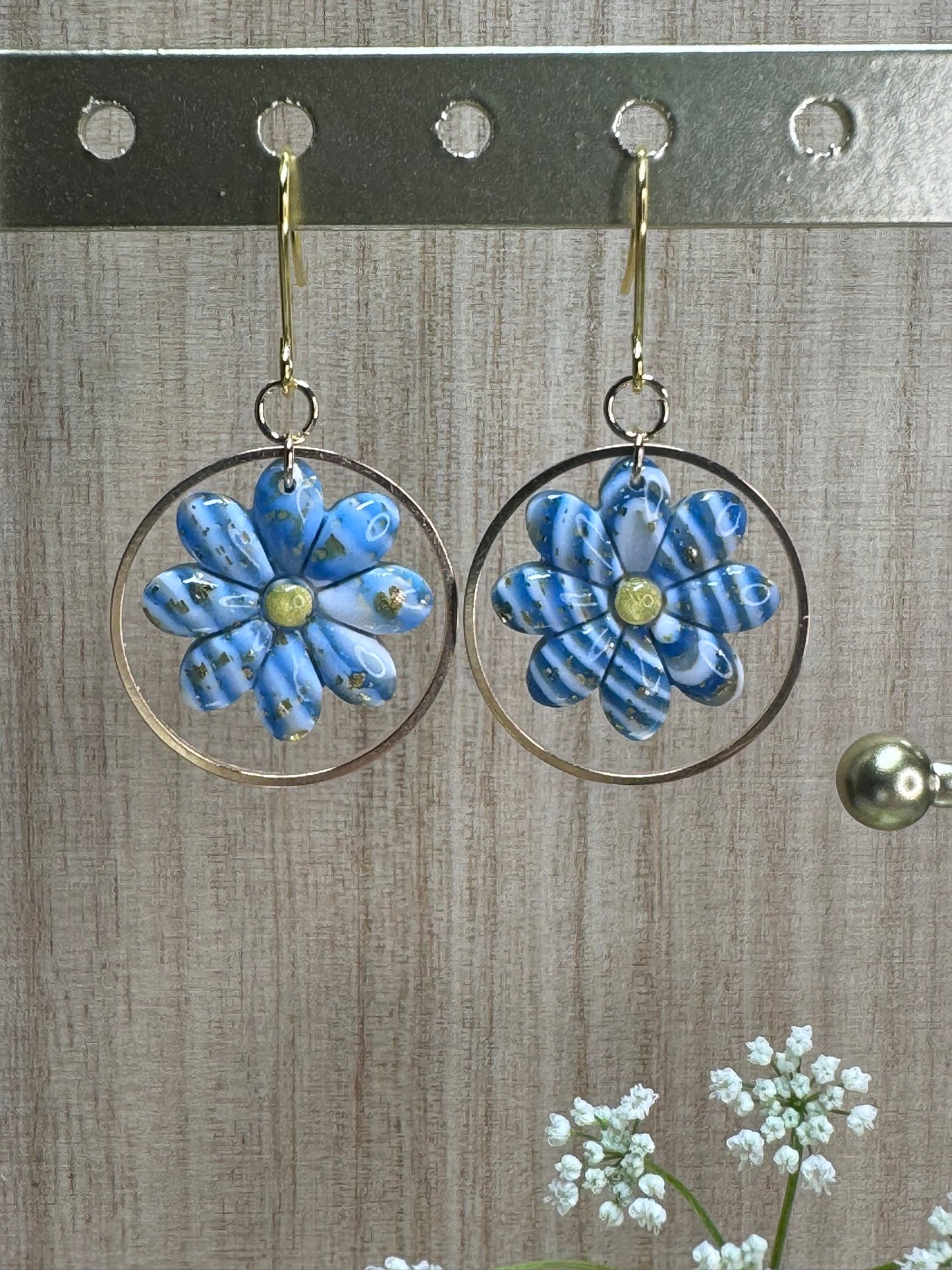 Bellis dangle